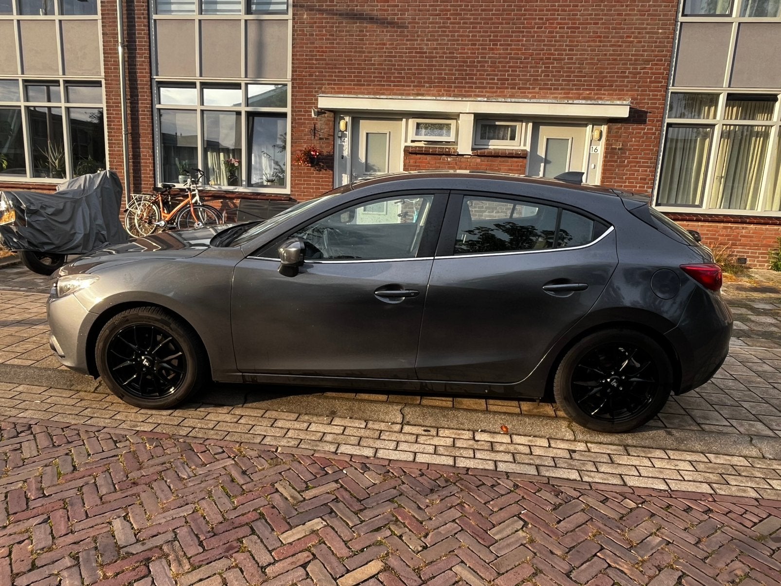 Mazda 3 Skyactive-g 170 pk 2014 Grijs, Voorwielaandrijving, 1998 cc, Stof, Zwart