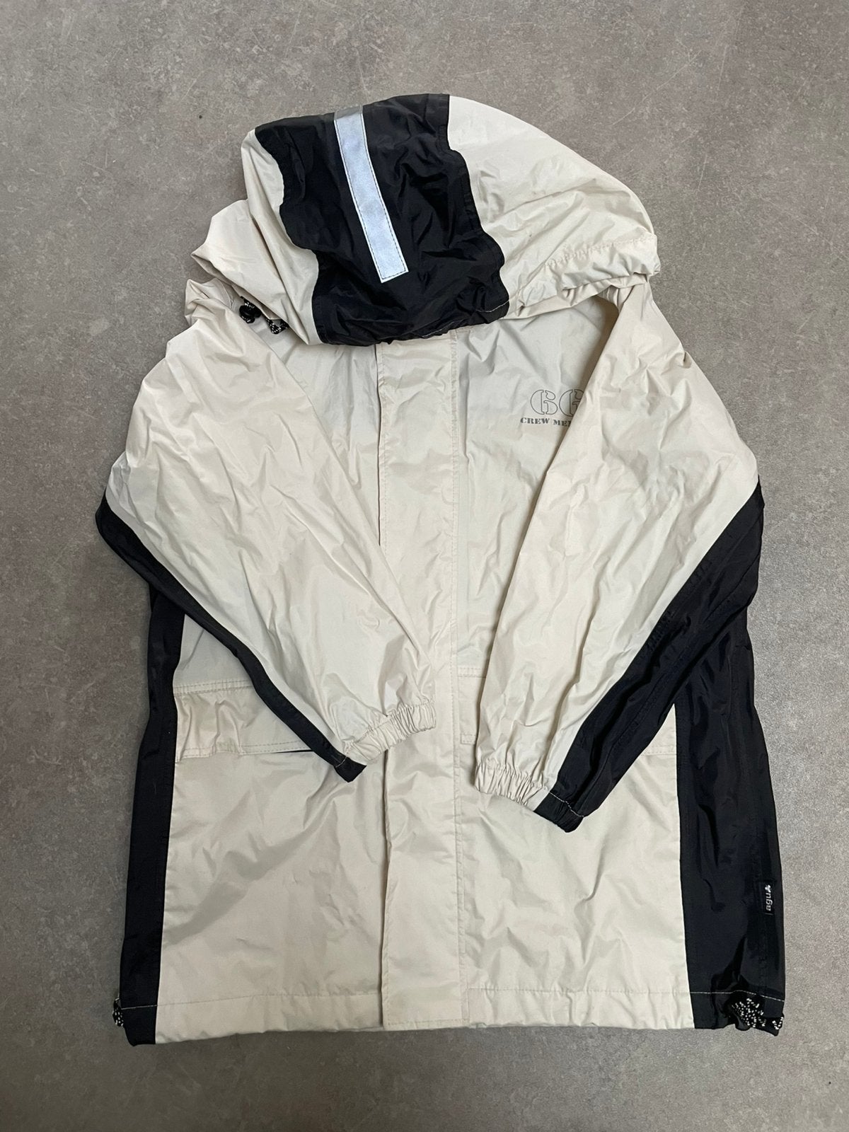 Zwart-creme regenjas maat 128, Ophalen of Verzenden, Zo goed als nieuw, Jongen of Meisje, Sport- of Zwemkleding
