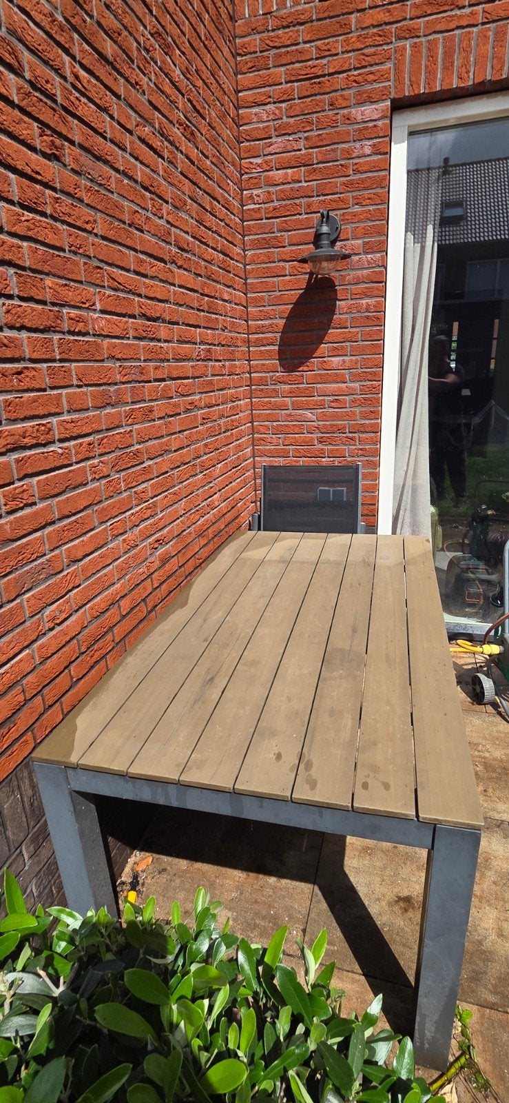 Robuuste tuintafel met kunststof blad en metalen onderstel, Ophalen, Gebruikt, Rechthoekig, Hout