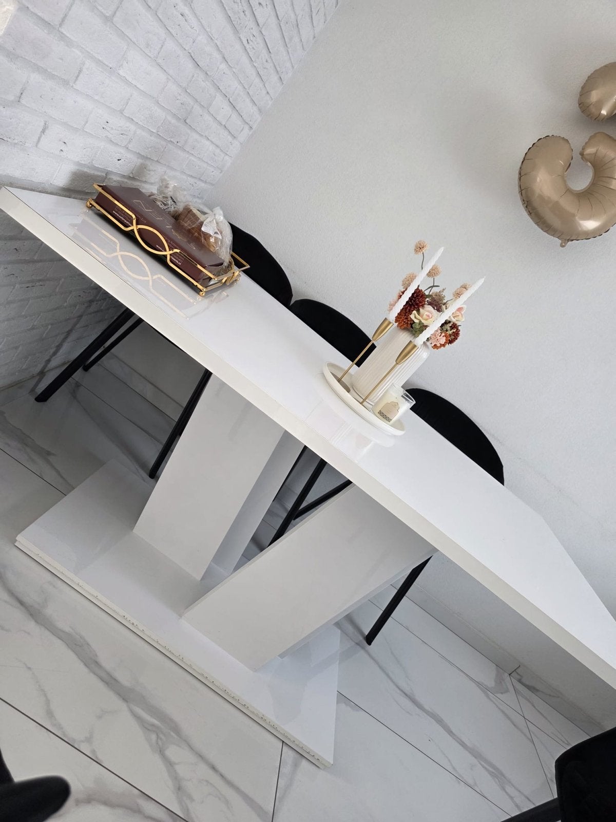 Moderne witte eettafel met unieke V-vormige poten, Huis en Inrichting, Ophalen, Overige materialen, 50 tot 100 cm, Zo goed als nieuw