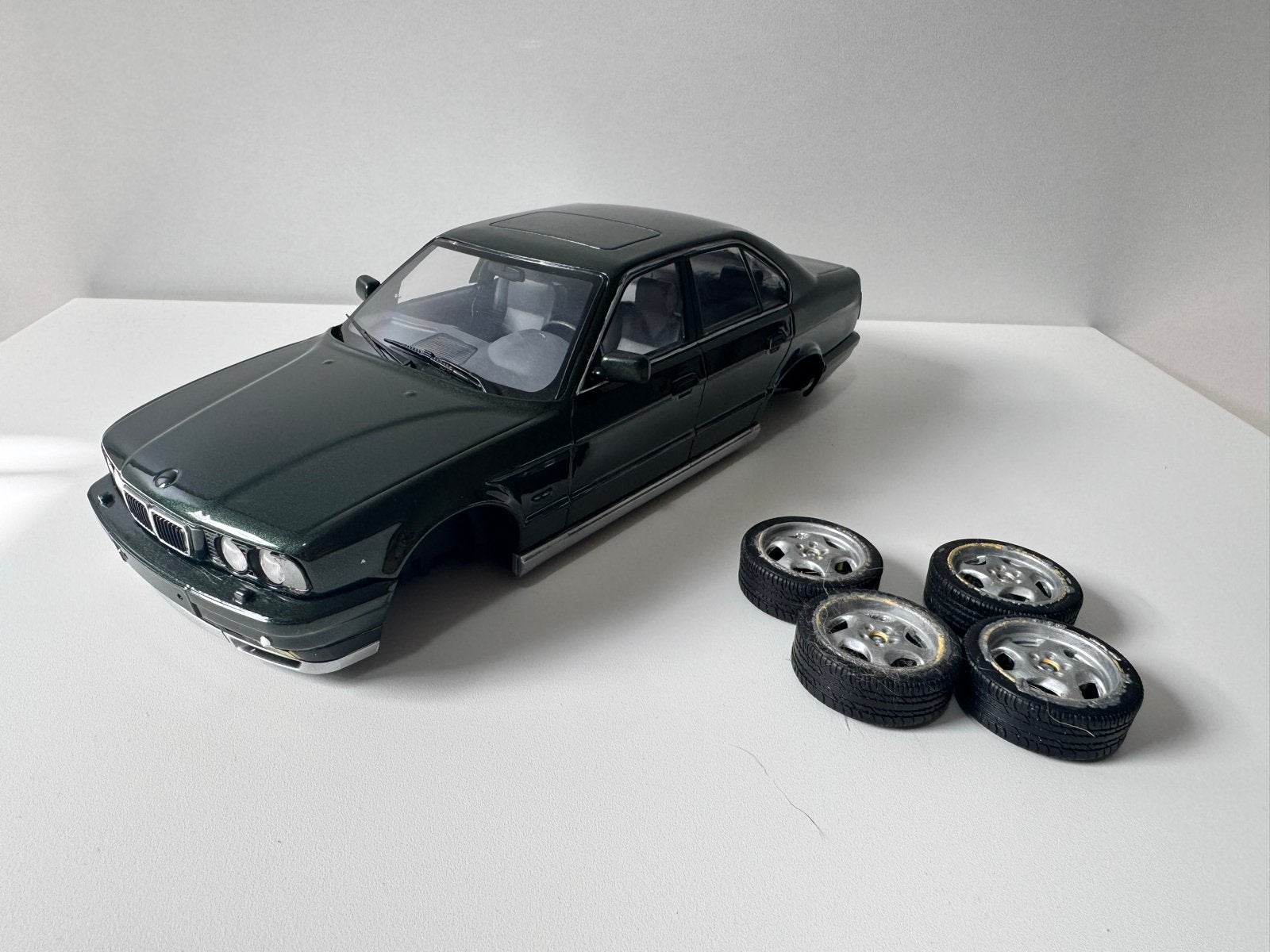 KK Scale BMW E34 525i 1:18 Malachite Green Project, Ophalen of Verzenden, Gebruikt, Auto, Overige merken