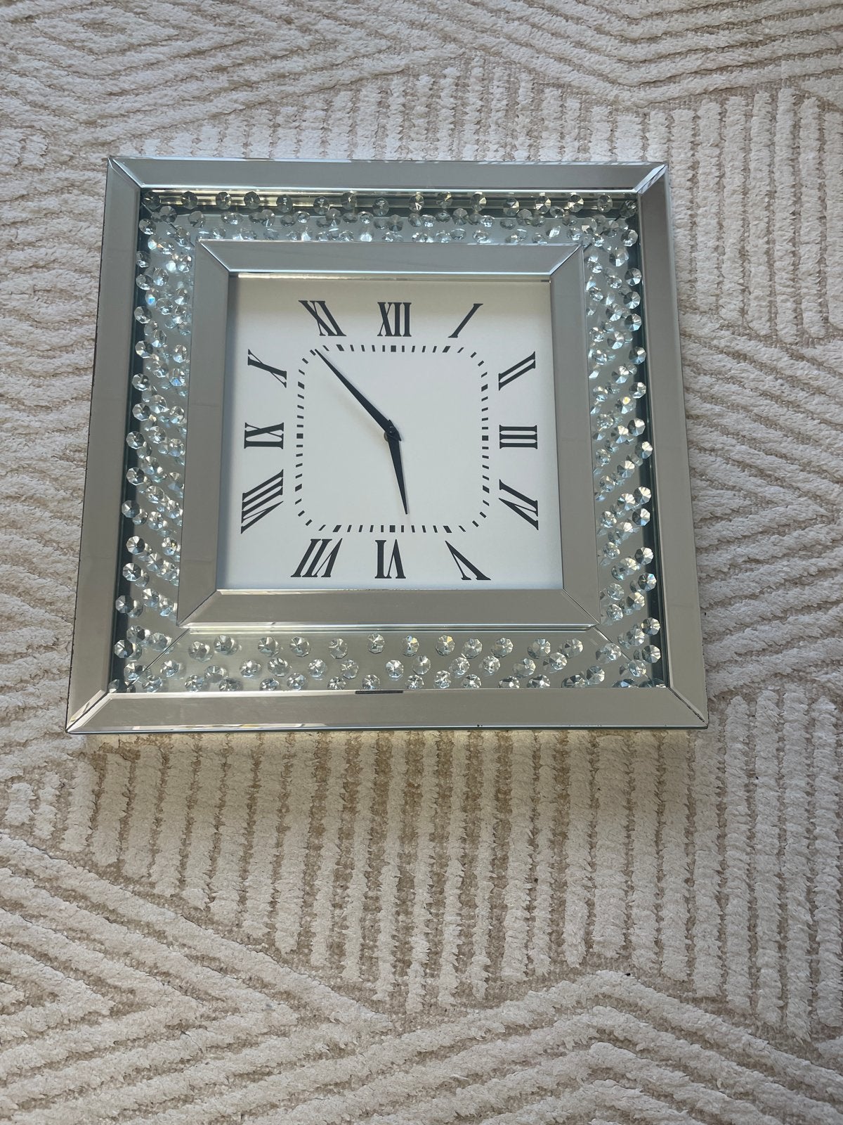Moderne spiegelklok met kristallen rand 50cm bij 50cm, Huis en Inrichting, Woonaccessoires | Klokken, Wandklok, Analoog, Werkt op batterijen
