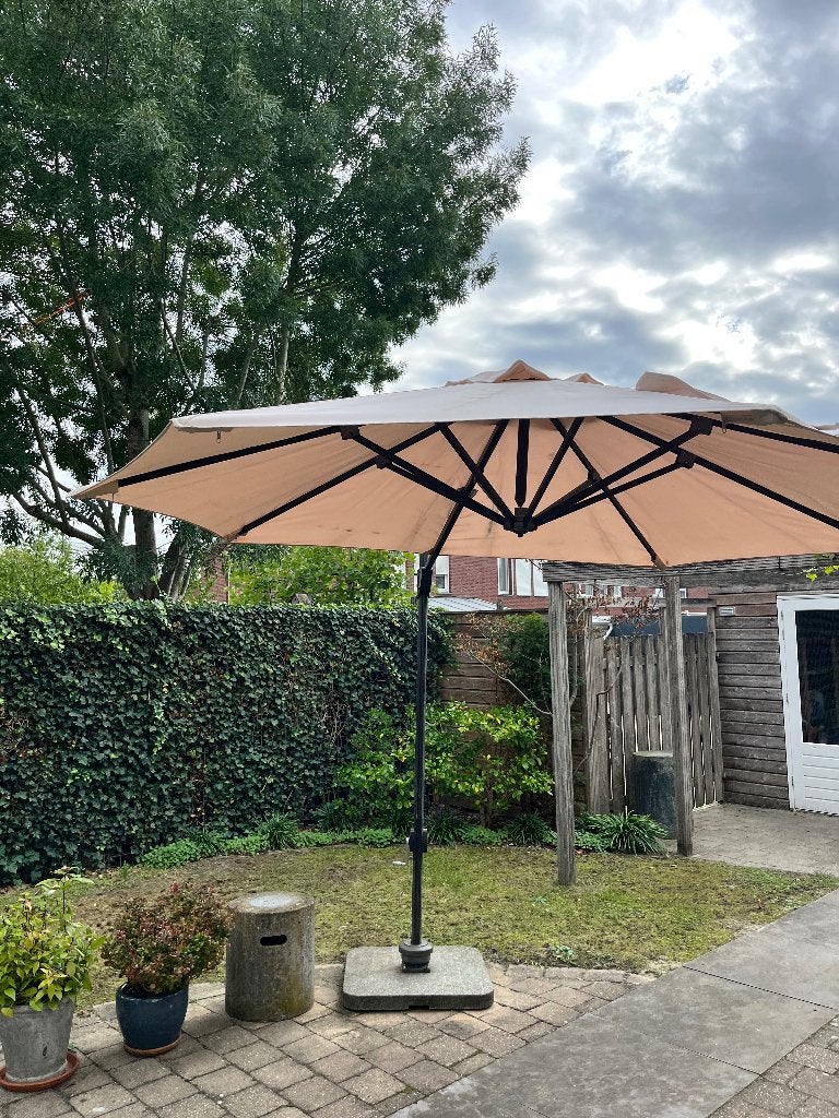 Parasol met stenen voet, Ophalen, Gebruikt, Zweefparasol, Waterdicht
