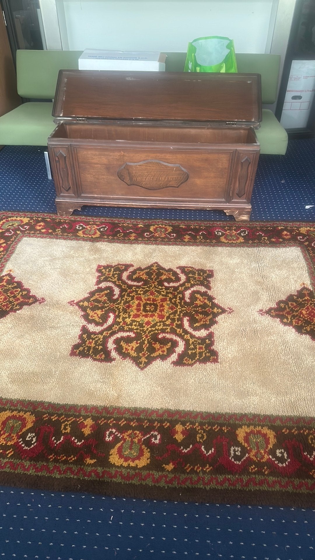 Houten kist met kleed, Huis en Inrichting, Stoffering | Tapijten en Kleden, Gebruikt, 50 tot 100 cm, 100 tot 150 cm, Rechthoekig