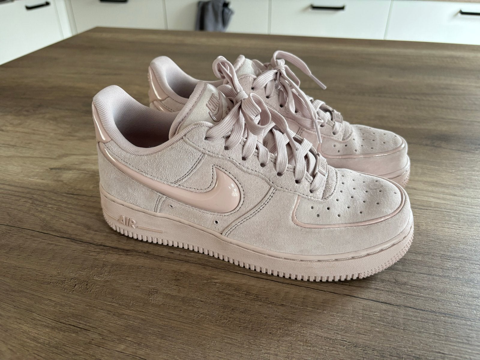 Nike Air Force 1 '07 Suede Dames Sneakers - Maat 39, Kleding | Dames, Schoenen, Ophalen of Verzenden, Zo goed als nieuw, Roze