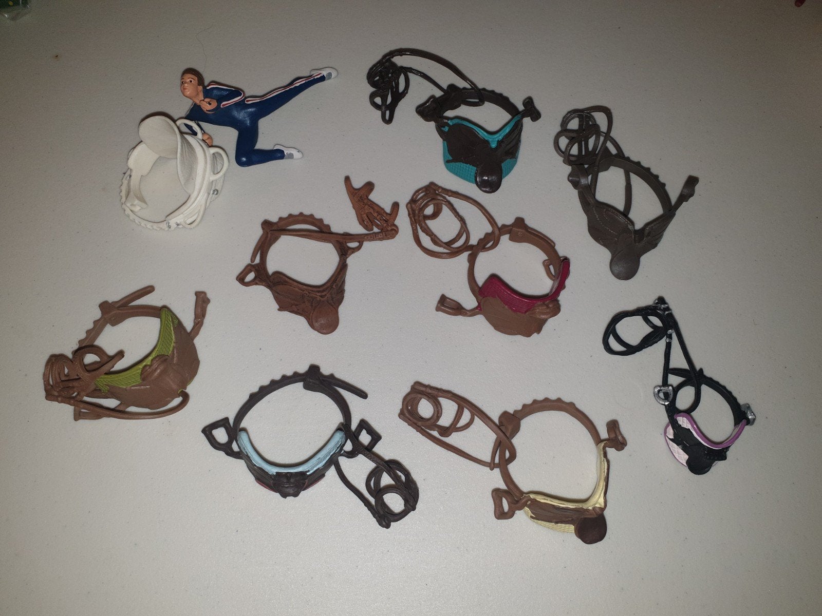 9 verschillende zadel/ hoofdstel setjes van schleich, Ophalen of Verzenden, Zo goed als nieuw, Paard, Beeldje of Figuurtje