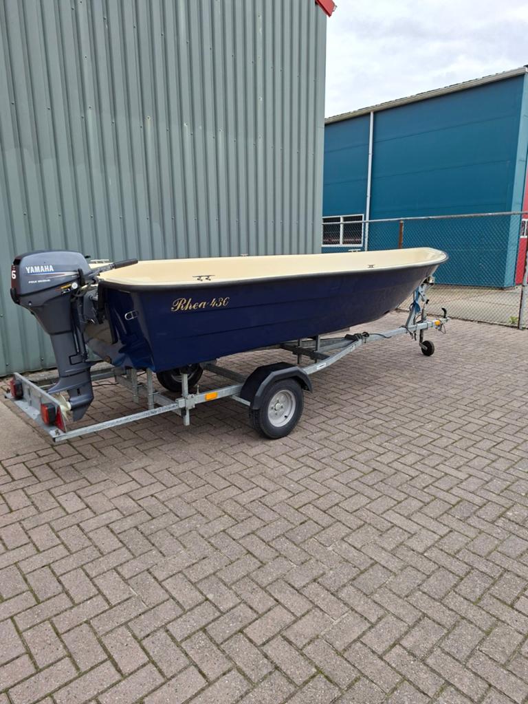 RHEA 4.30 TOER VISBOOT MET 6PK YAMAHA EN KALF TRAILER, Ophalen, Zo goed als nieuw