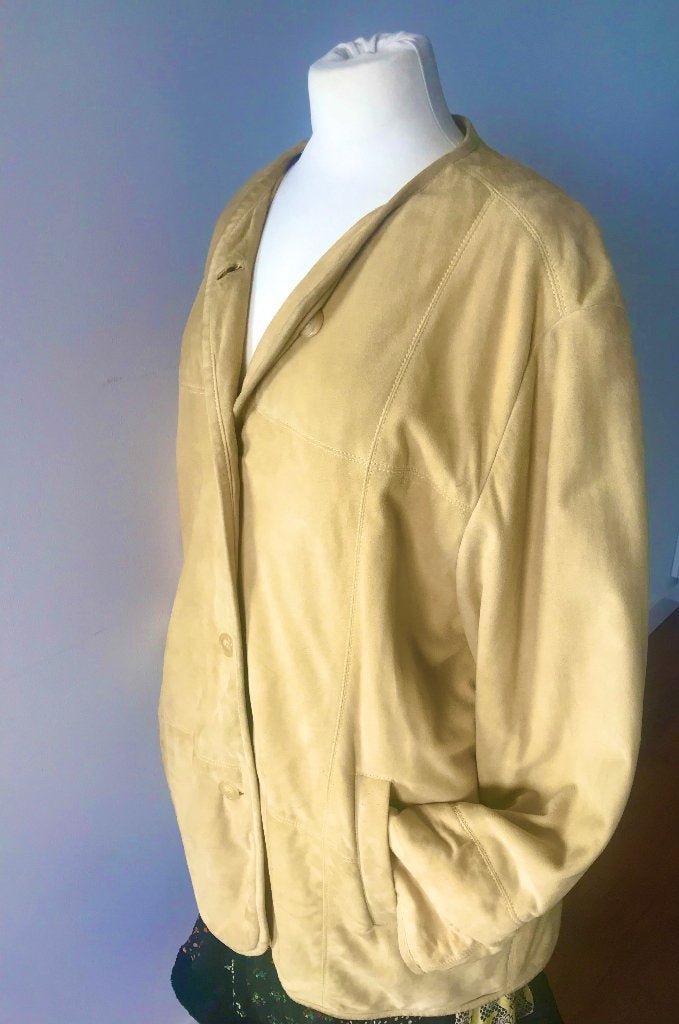 Suede mantel nieuw MAAT 40/42NL., Kleding | Dames, Geel, Maat 42/44 (L), Nieuw, Ophalen of Verzenden
