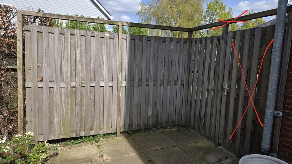 2 schuttingpanelen met palen en deur van hout, Tuin en Terras, Schuttingen, Ophalen, Minder dan 3 meter, Hout, 1 tot 2 meter