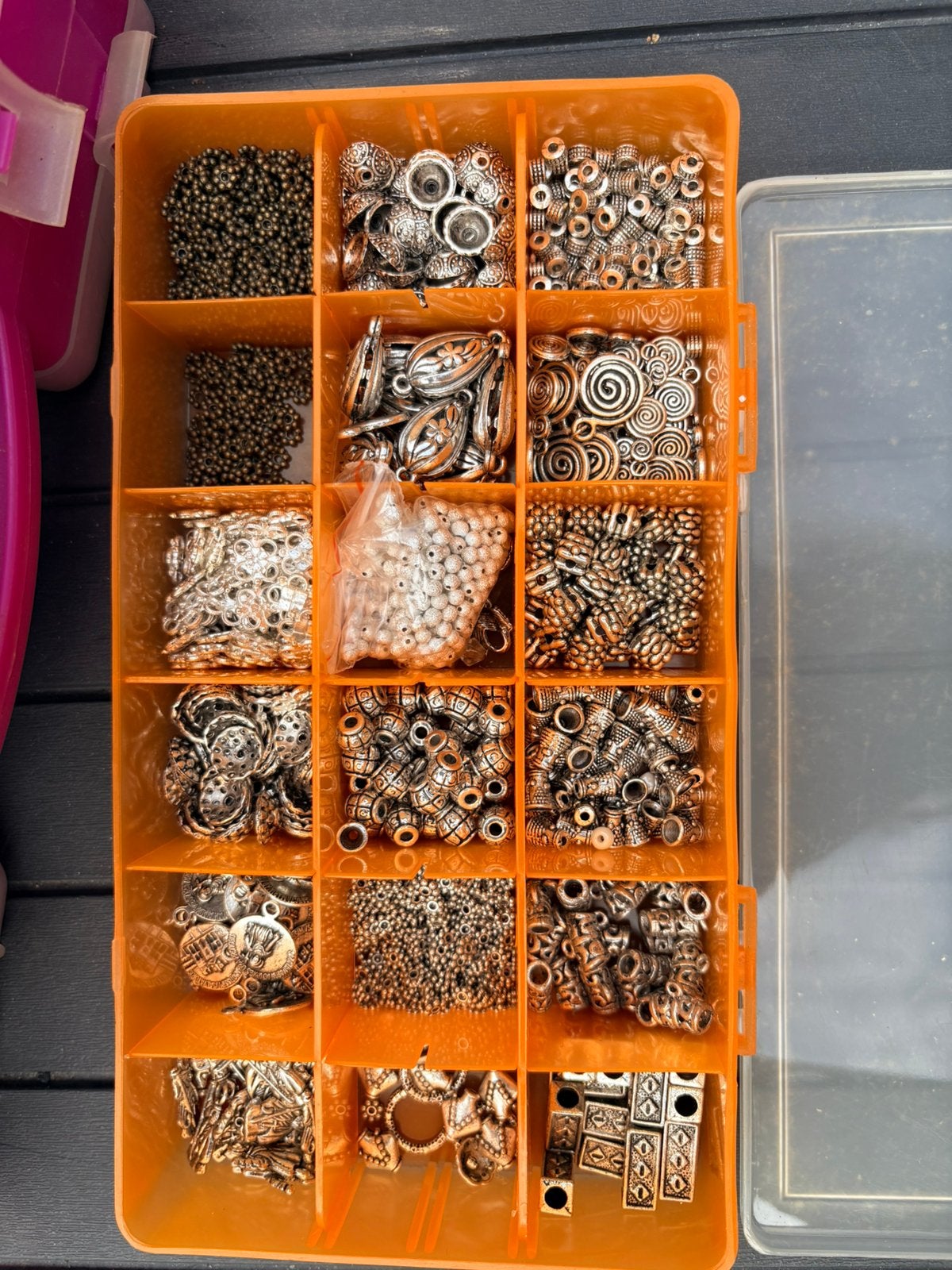 Zilverkleurige kralenkapjes, bedels en kralen, 2 doosjes, Ophalen of Verzenden, Nieuw, Tussenstuk of Tussenkraal