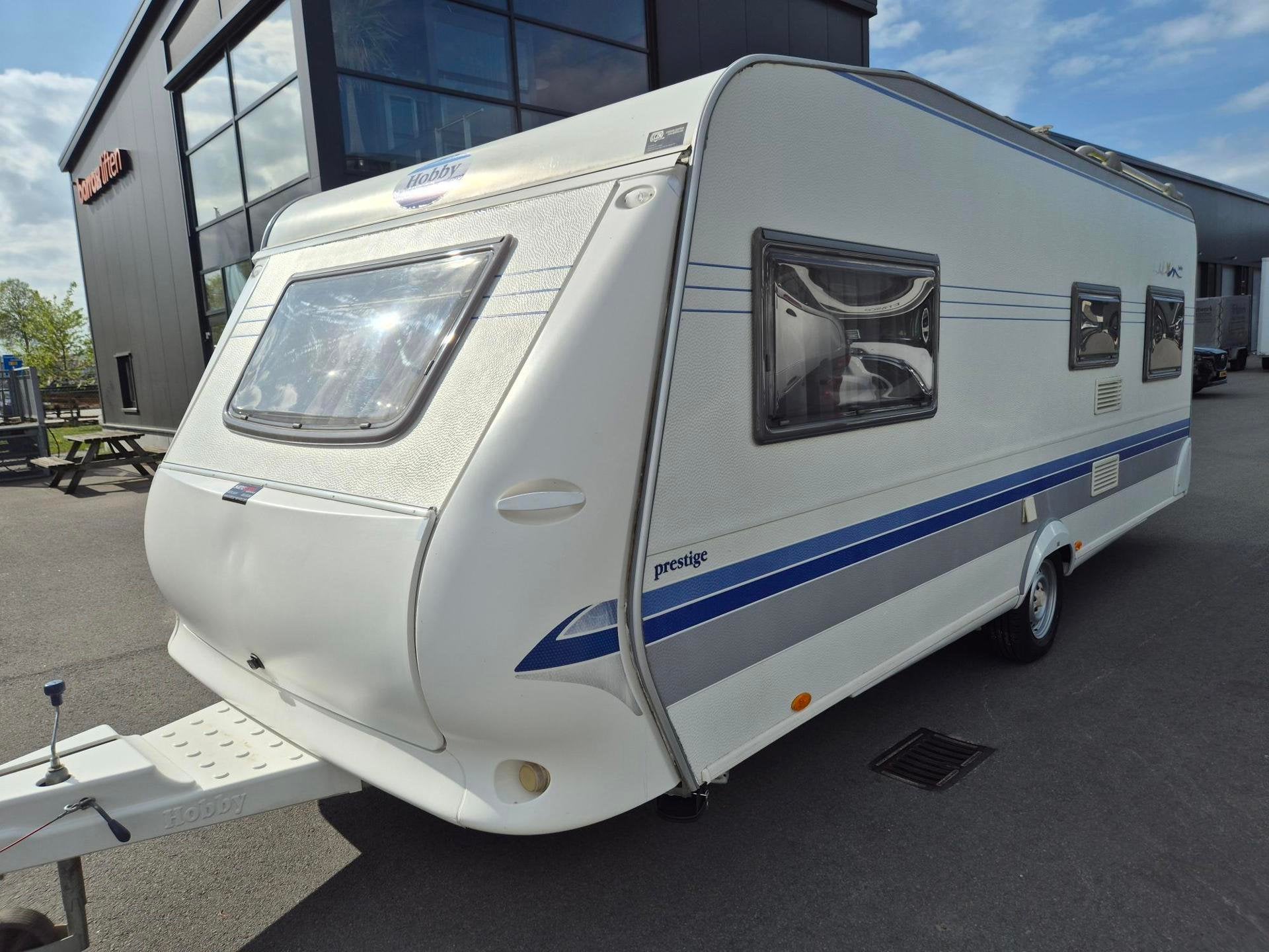 Hobby PRESTIGE 560 Kingsize Bed + Voortent Nw type 2e eig., Caravans en Kamperen, Rondzit, Hobby, Hobby, Bedrijf
