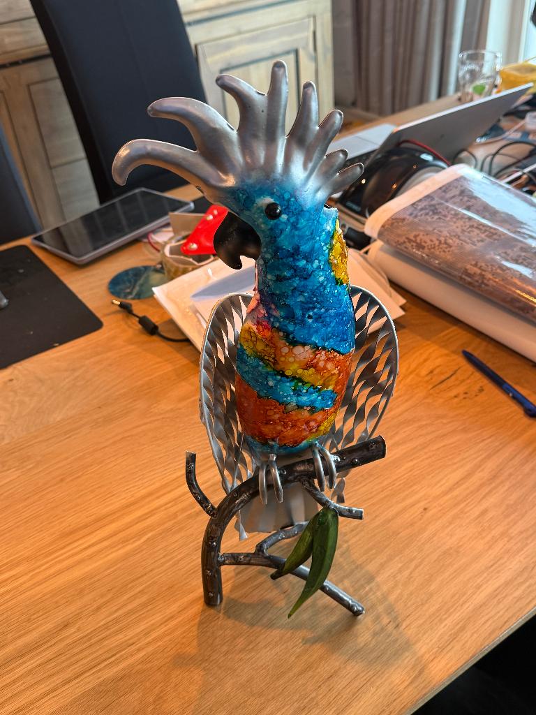 Mooie kleurrijke metalen vogel / papegaai – decoratief beeld, Verzamelen, Beelden en Beeldjes, Ophalen of Verzenden, Zo goed als nieuw