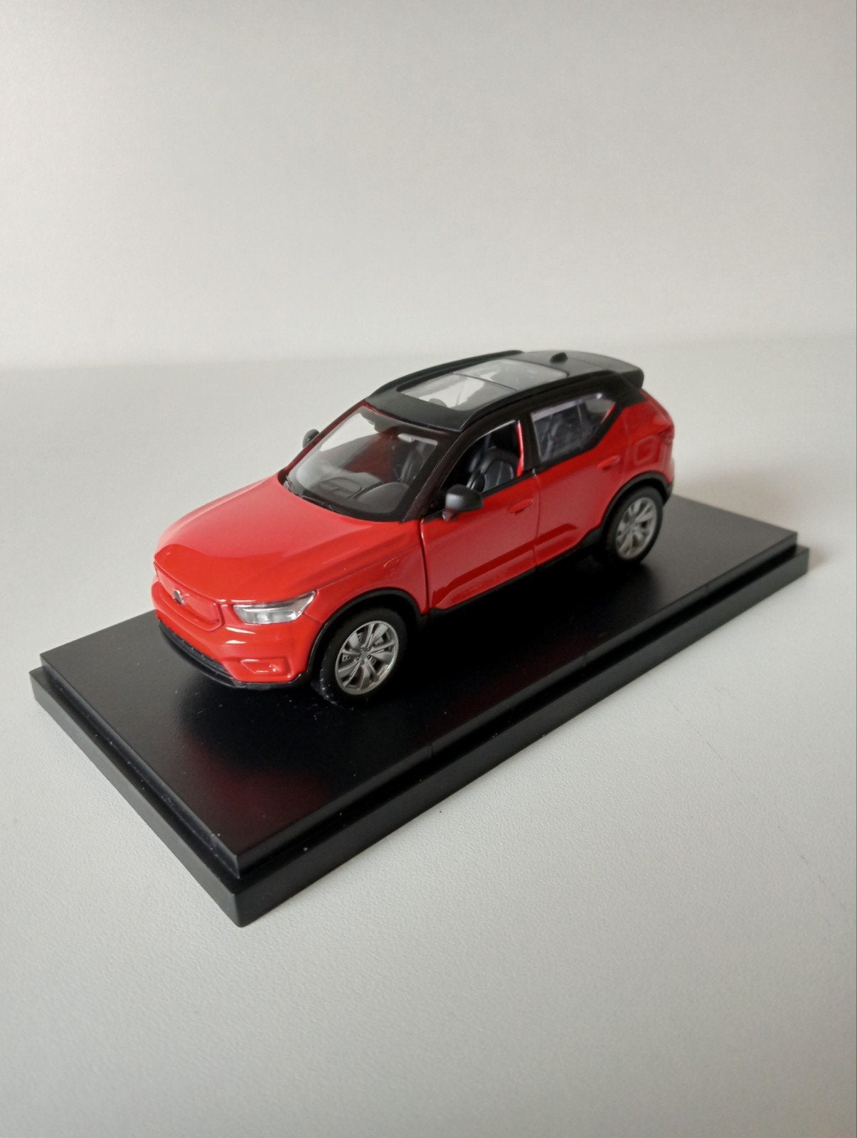 Volvo XC40 schaalmodel - Rood met zwart dak nieuw, Ophalen of Verzenden, Nieuw, Auto, Overige merken