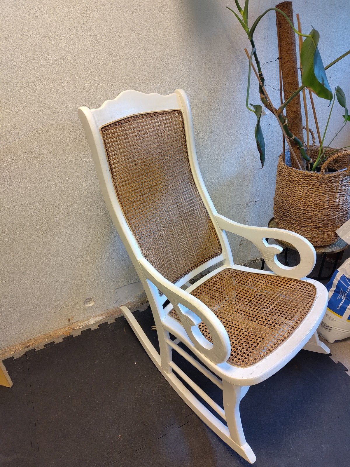 Witte schommelstoel met rotan zitting en rugleuning, Ophalen