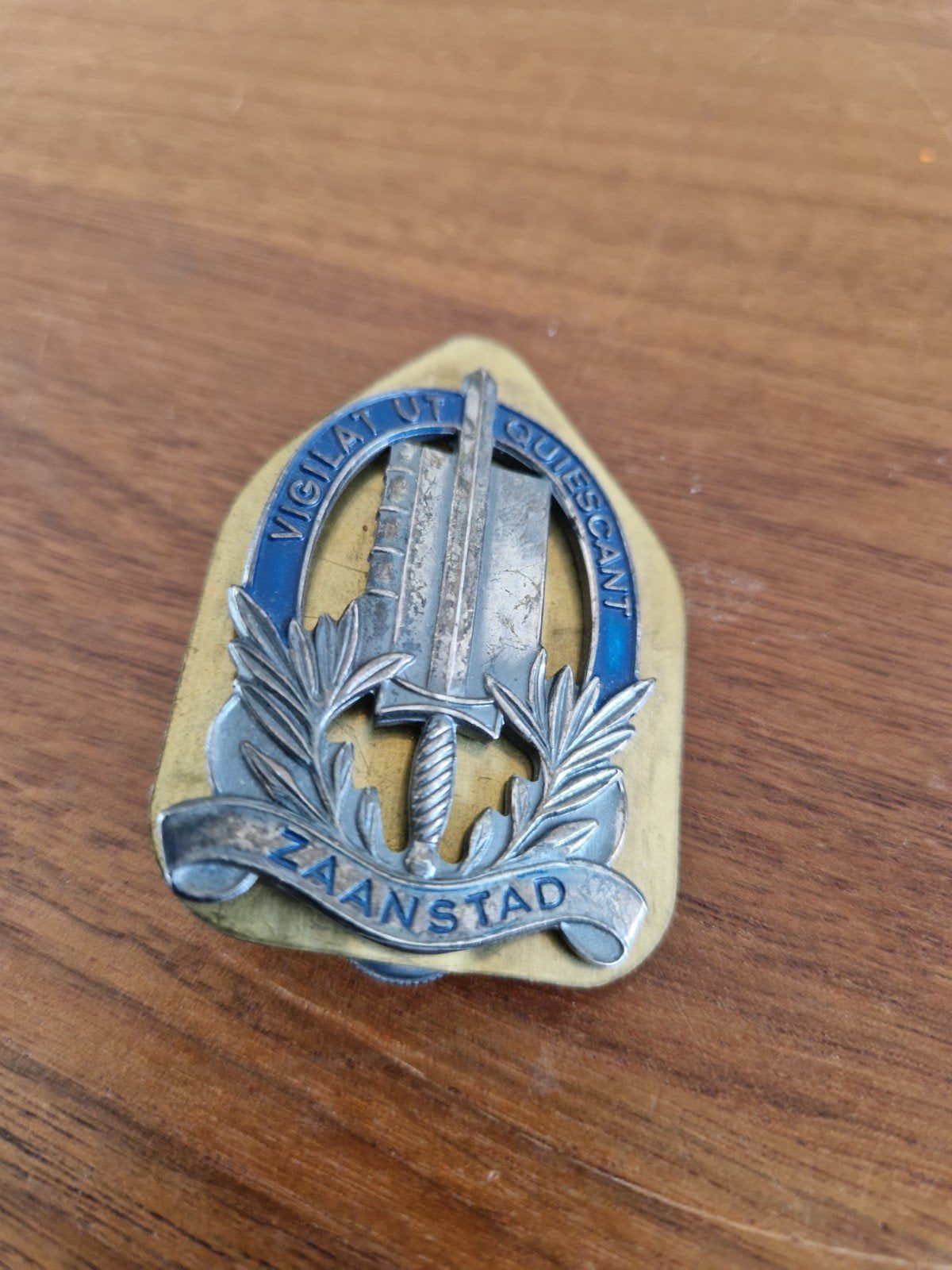 twee originele, metalen politie insignes, Ophalen of Verzenden