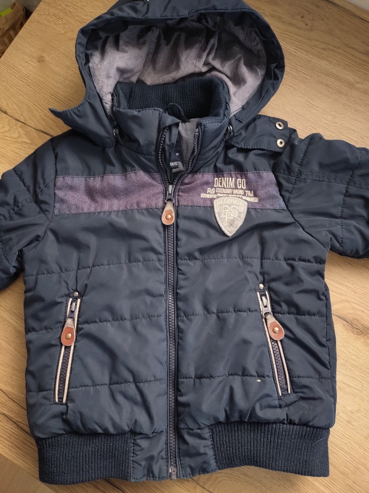 Donkerblauwe winterjas maat 104/110 voor jongens, Ophalen of Verzenden, Zo goed als nieuw, Basefield, Jongen