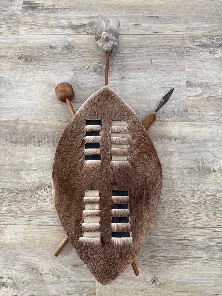 Handgemaakt Afrikaans Zulu schild met speren/ethnic wanddeco, Gebruikt, Decoratieobject, Ophalen of Verzenden, Afrikaans