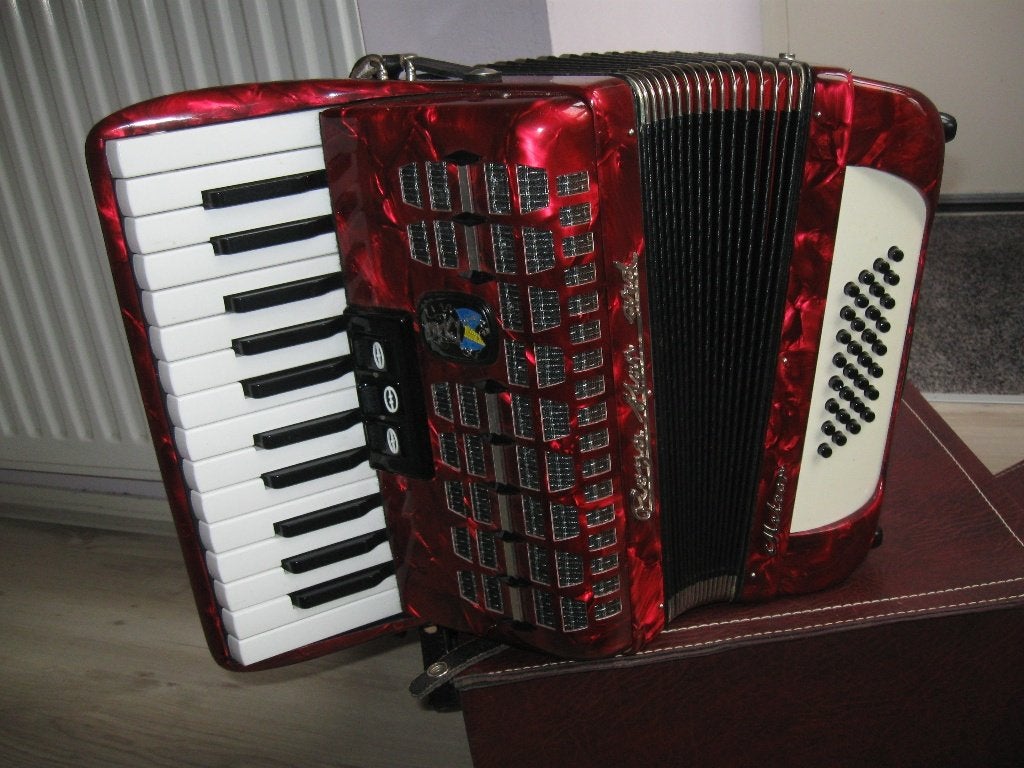 ROYAL STANDARD accordeon rood, 32 bas in zeer goede staat, 32-bas, Toetsaccordeon, Zo goed als nieuw, Met koffer