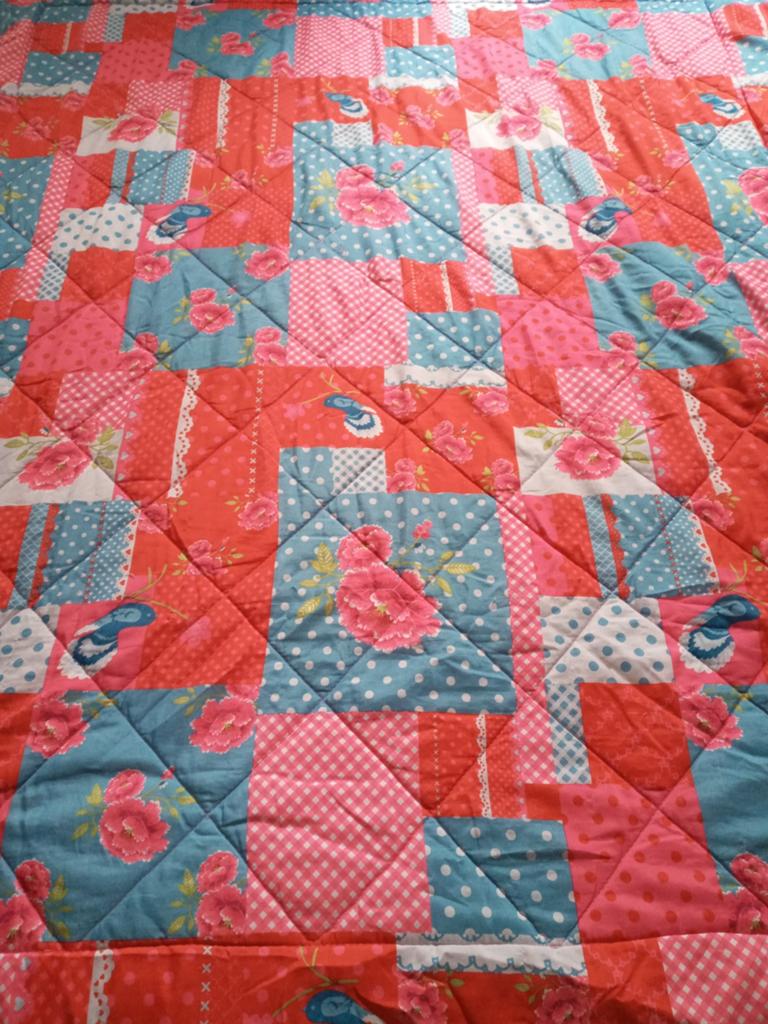 180x150 Prachtig sprei patchwork rood roze blauw vogel bloem, Huis en Inrichting, Ophalen of Verzenden, Zo goed als nieuw, Tweepersoons