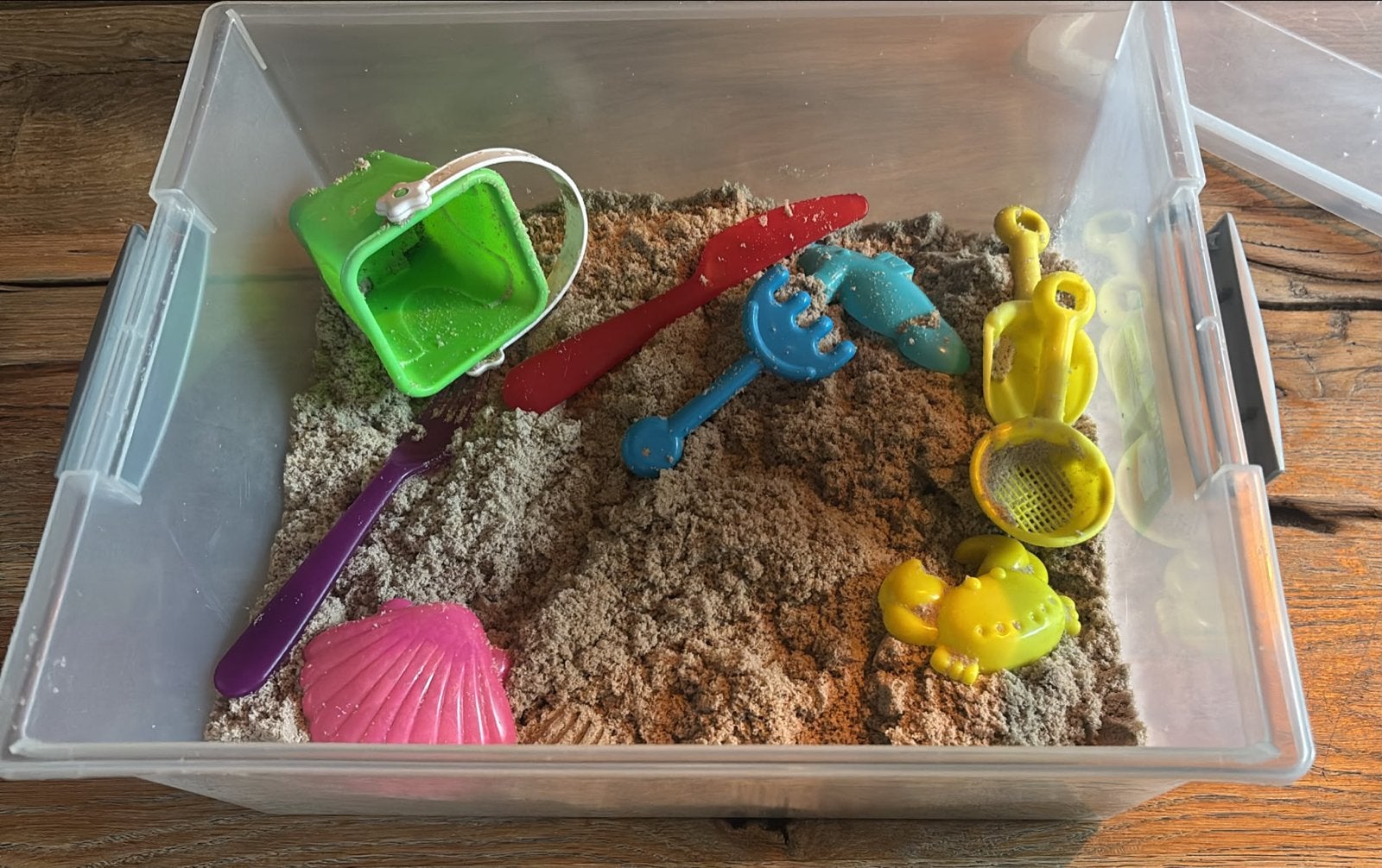 Kinetic zand met vormpjes en schepjes in opbergbox, Ophalen, Gebruikt, Overige typen
