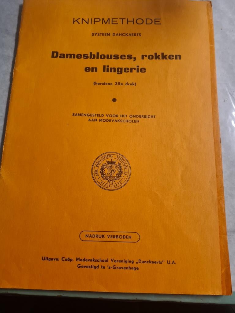 Knipmethode Damesblouses, Rokken en Lingerie - Danckaerts, Ophalen