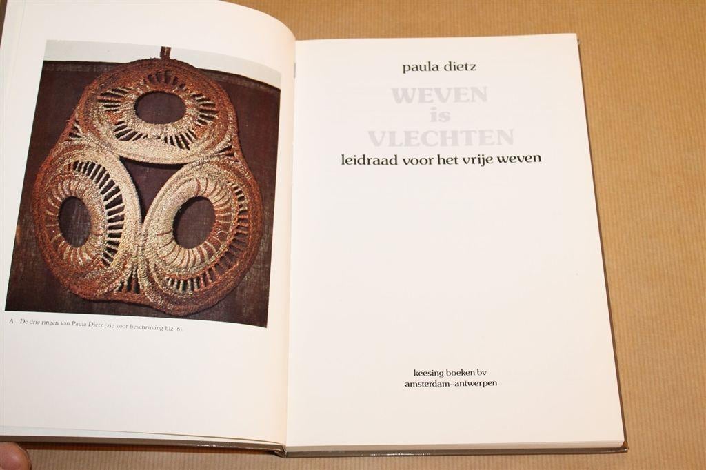 Weven is Vlechten — Vrij Weven [Vintage Handwerkboek 1978], Ophalen of Verzenden, Gelezen, Overige onderwerpen