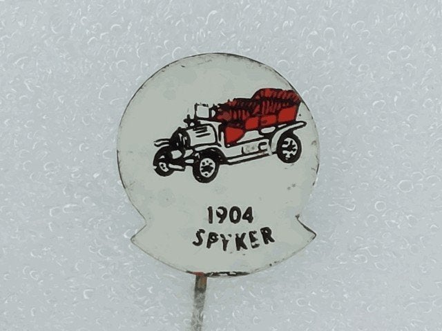 SP1646 Speldje 1904 Spyker rood, Verzamelen, Ophalen of Verzenden, Gebruikt, Overige onderwerpen