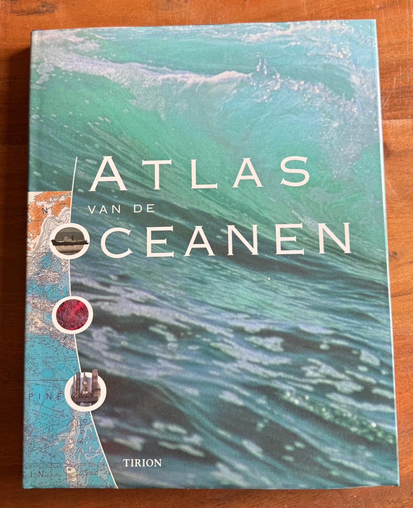 Atlas van de oceanen – Tirion Uitgevers (ISBN 9043901296), Ophalen of Verzenden, Zo goed als nieuw, 1800 tot 2000, Wereld