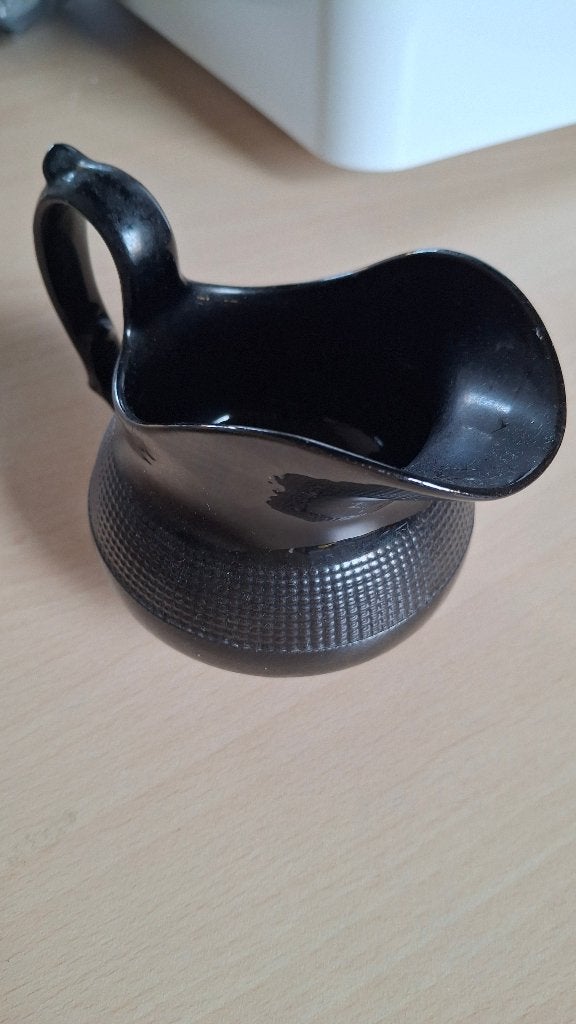 Zwart rouwservies melkkannetje / black basalt stijl, Antiek en Kunst, Ophalen