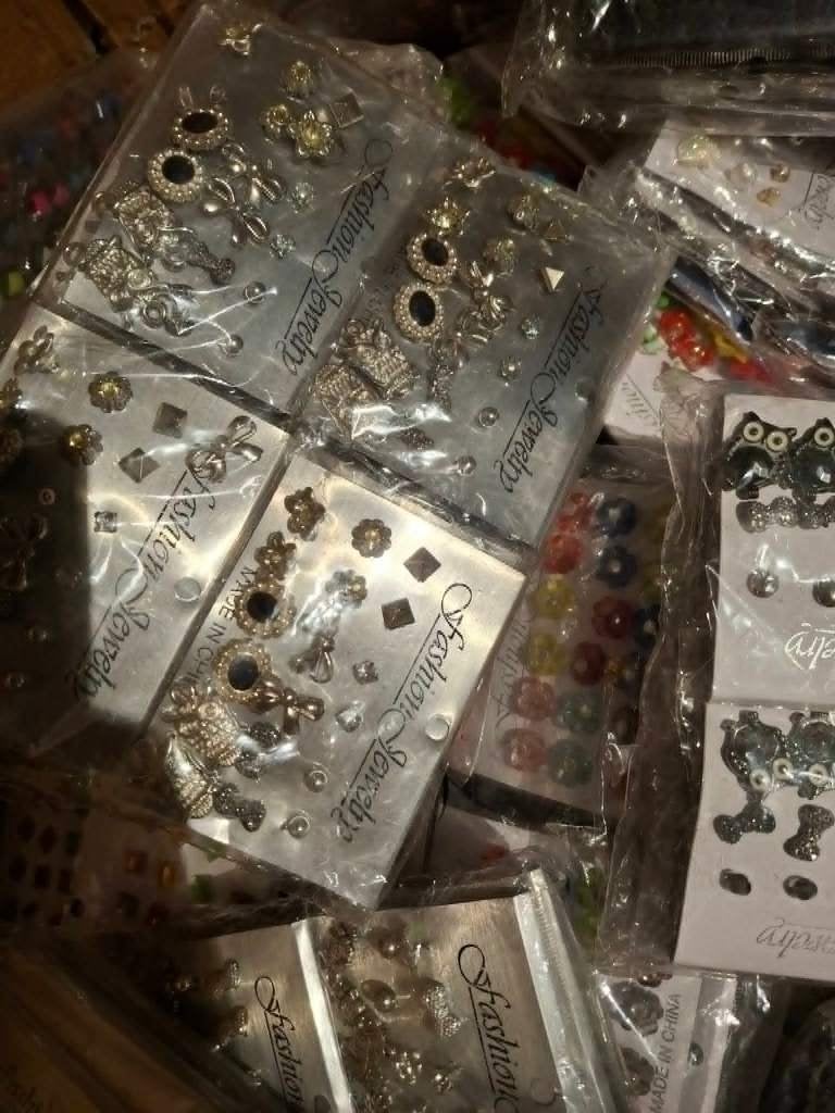 Grote partij oorbellen ca 2500+ paar., Ophalen of Verzenden, Nieuw, Overige kleuren, Overige materialen
