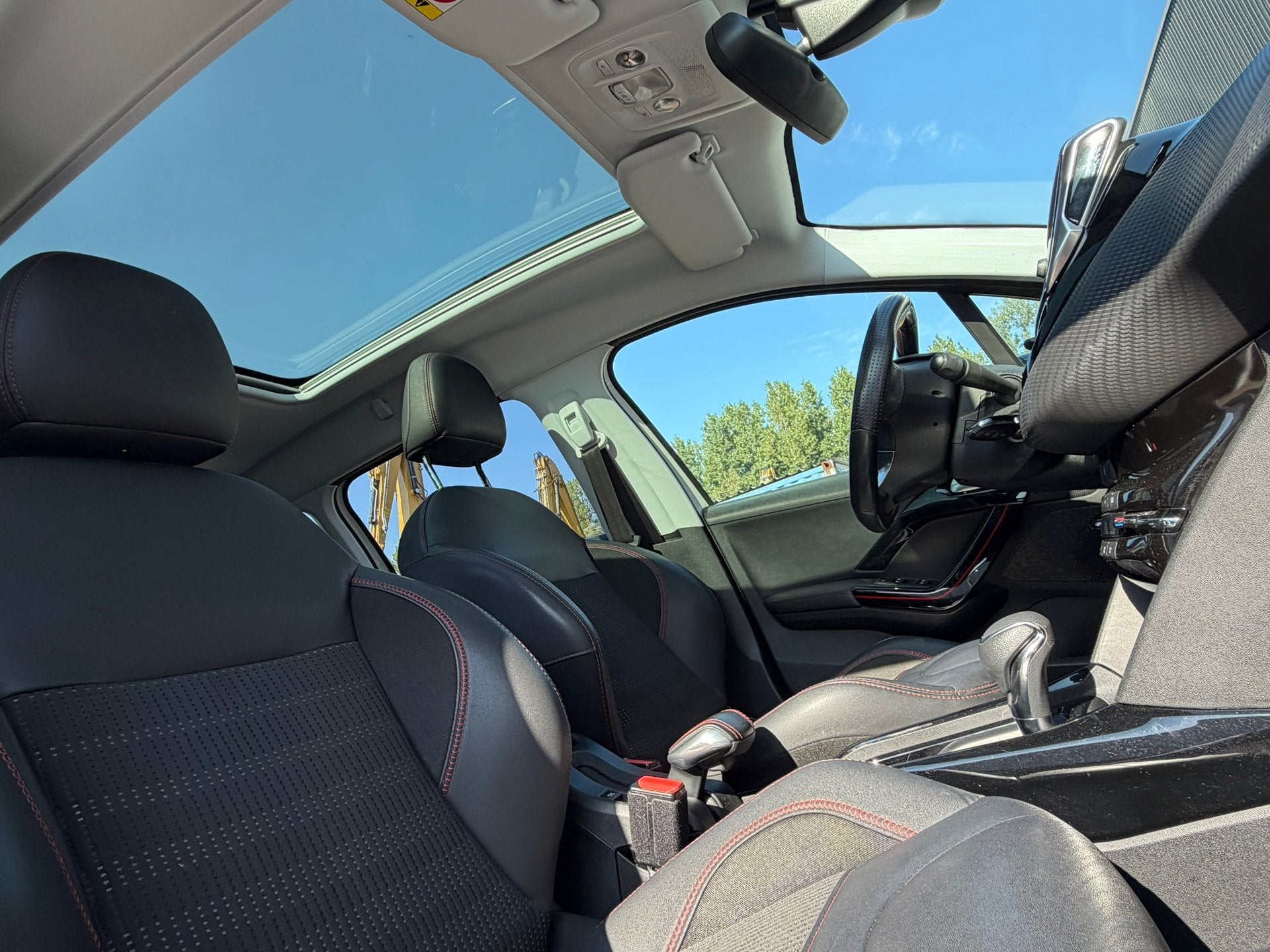 Foto 2 van Peugeot 2008 1.2 PureTech GT-line / Panorama / Automaat !