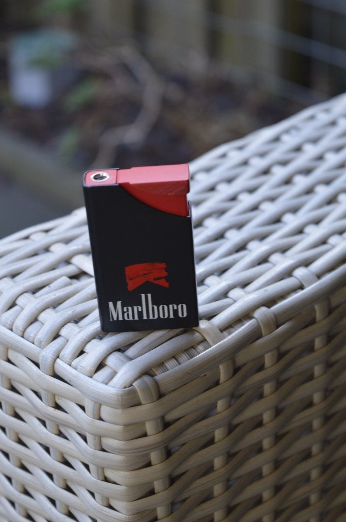 Marlboro Aansteker Zwart Rood - Stijlvol en Functioneel, Ophalen of Verzenden, Nieuw, Aansteker