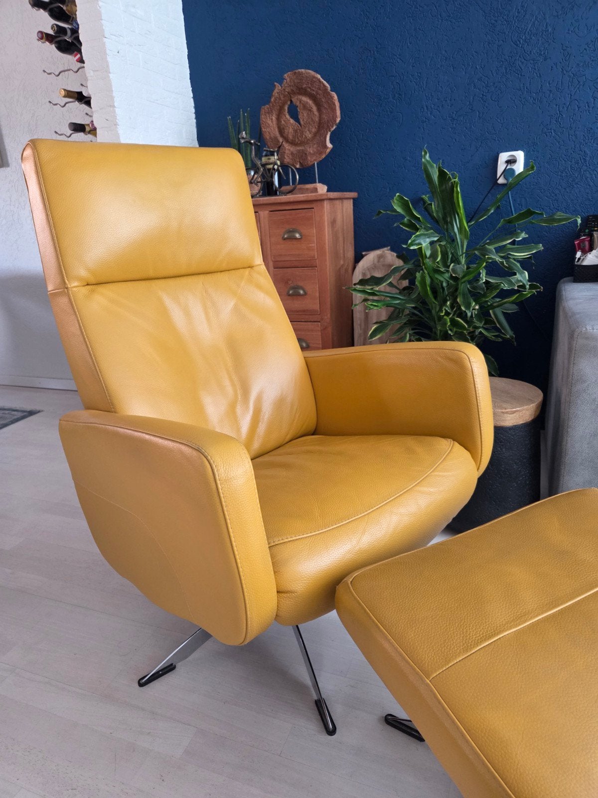Leren fauteuil met voetenbank - Okergeel, Huis en Inrichting, Ophalen, Gebruikt, Modern, Comfort, 75 tot 100 cm