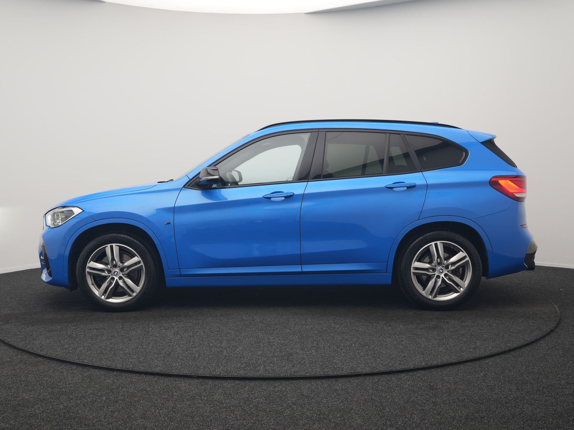 BMW X1 sDrive20i M Sport 192pk Misano Blauw Metallic | Trekh, Auto's, 1998 cc, Zwart, Blauw, Leder en Stof