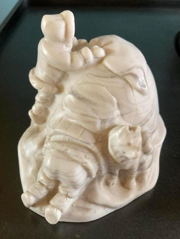Canadees pearlite sculptuur iglo met husky en kinderen, Minder dan 20 cm, Ophalen of Verzenden, Handgemaakt, Scène