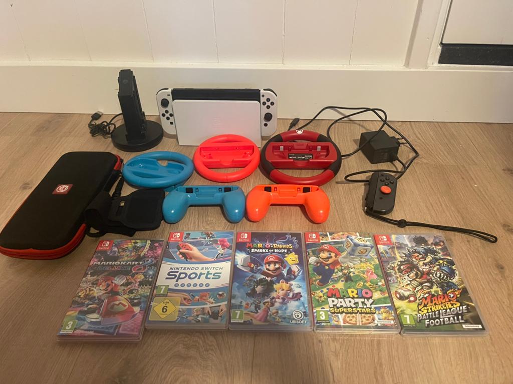 switch oled met extra spellen en accessoires, Overige genres, Ophalen of Verzenden, Zo goed als nieuw, Eén computer