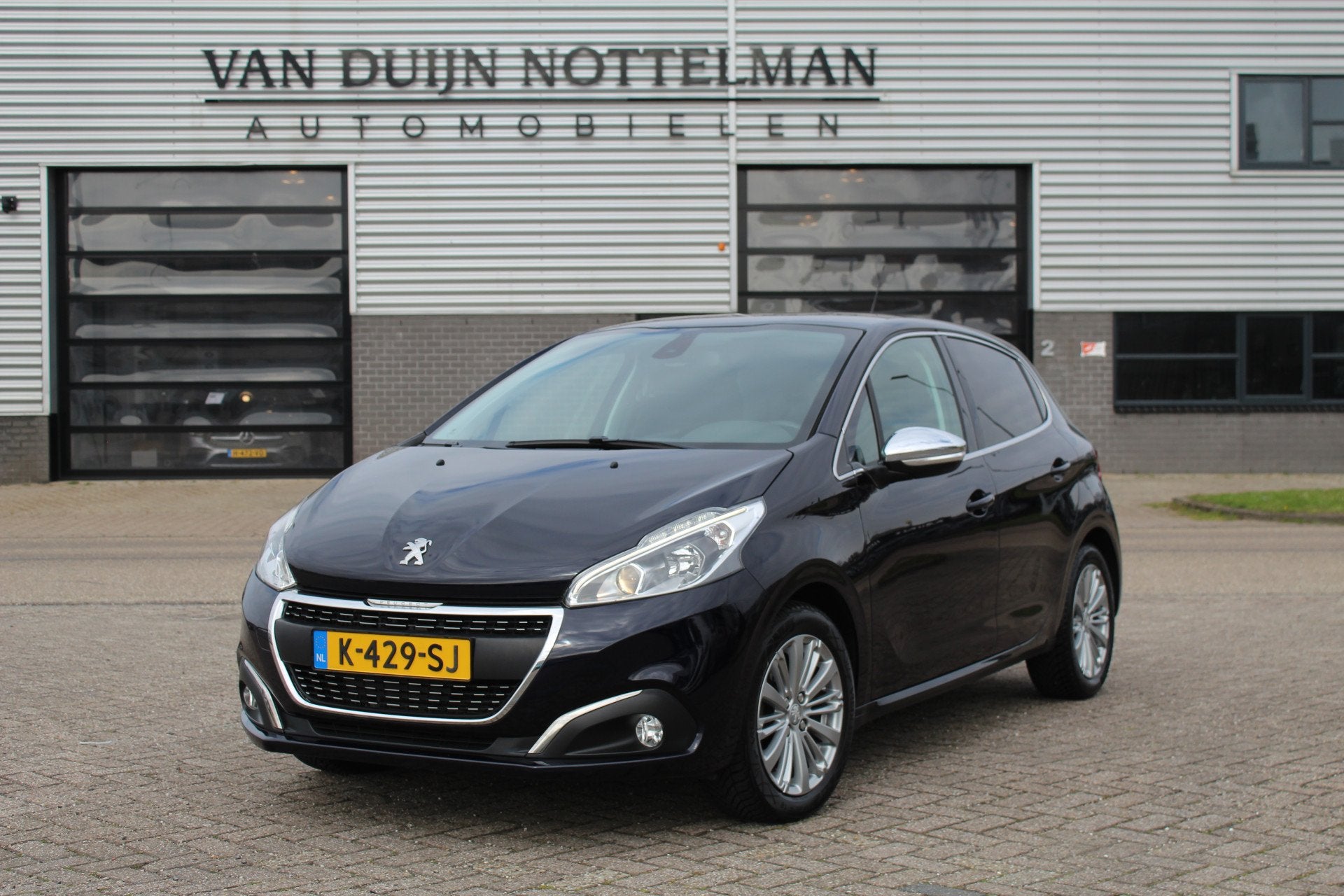 Peugeot 208 1.2 PureTech Allure / Camera / Navigatie / Autom, Auto's, Dealer onderhouden, Stof, Gebruikt, 1199 cc