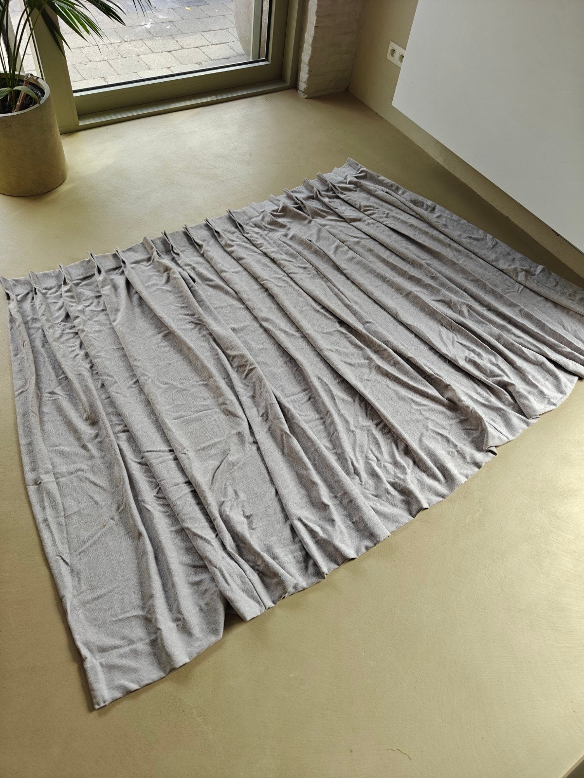 Lichtgrijze gordijnen - 340 cm breed x 145 cm hoog, Huis en Inrichting, Kwantum, Ophalen of Verzenden, Lichtdoorlatend