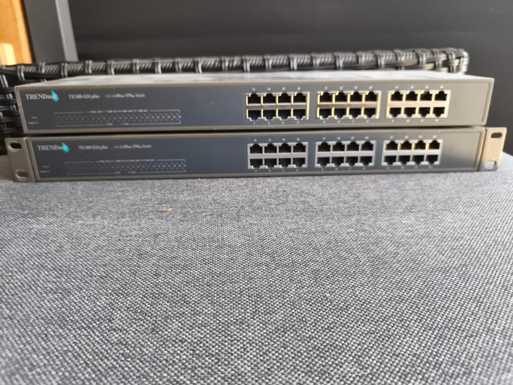 TRENDnet TE100-S24 plus 10/100Mbps N-Way Switch (2 stuks), Ophalen, Gebruikt