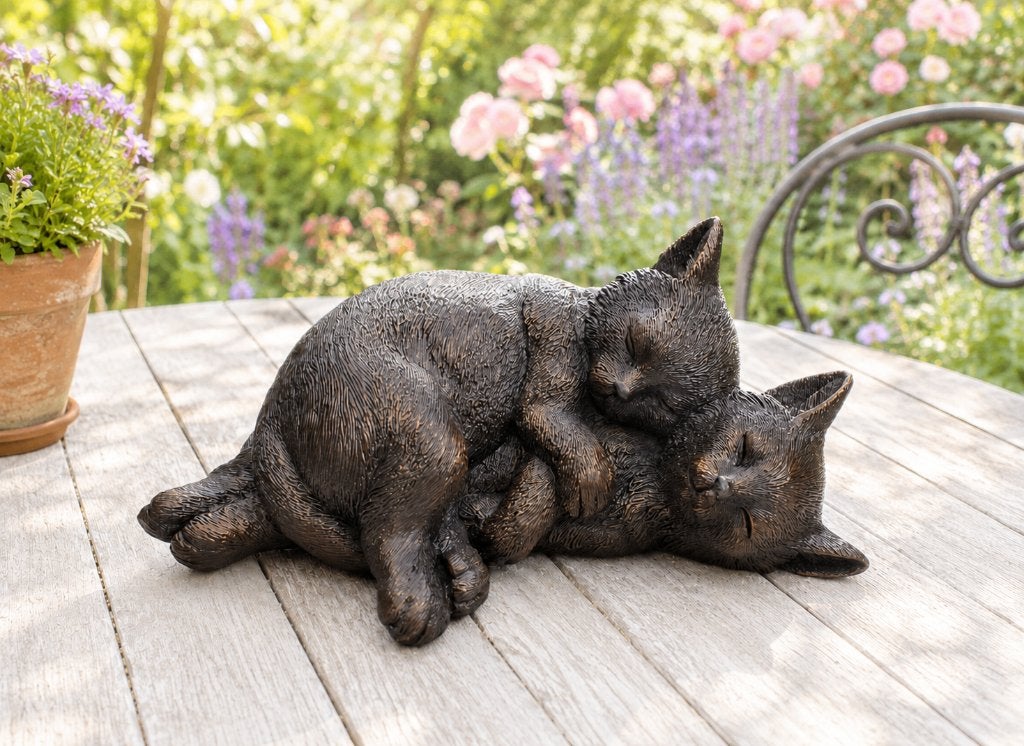 2 SLAPENDE POEZEN / KITTEN / Bronzen tuinbeeld