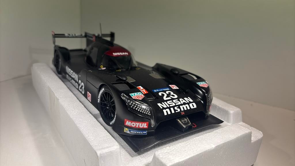 Nissan gt-r lm nismo 2015 test car autoart 1.18