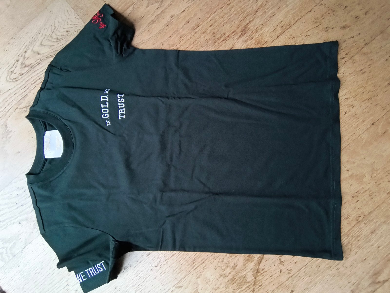 Nieuw Donkergroen T-shirt Maat M - In Gold We Trust, Maat 48/50 (M), Nieuw, Ophalen of Verzenden, In Gold We Trust
