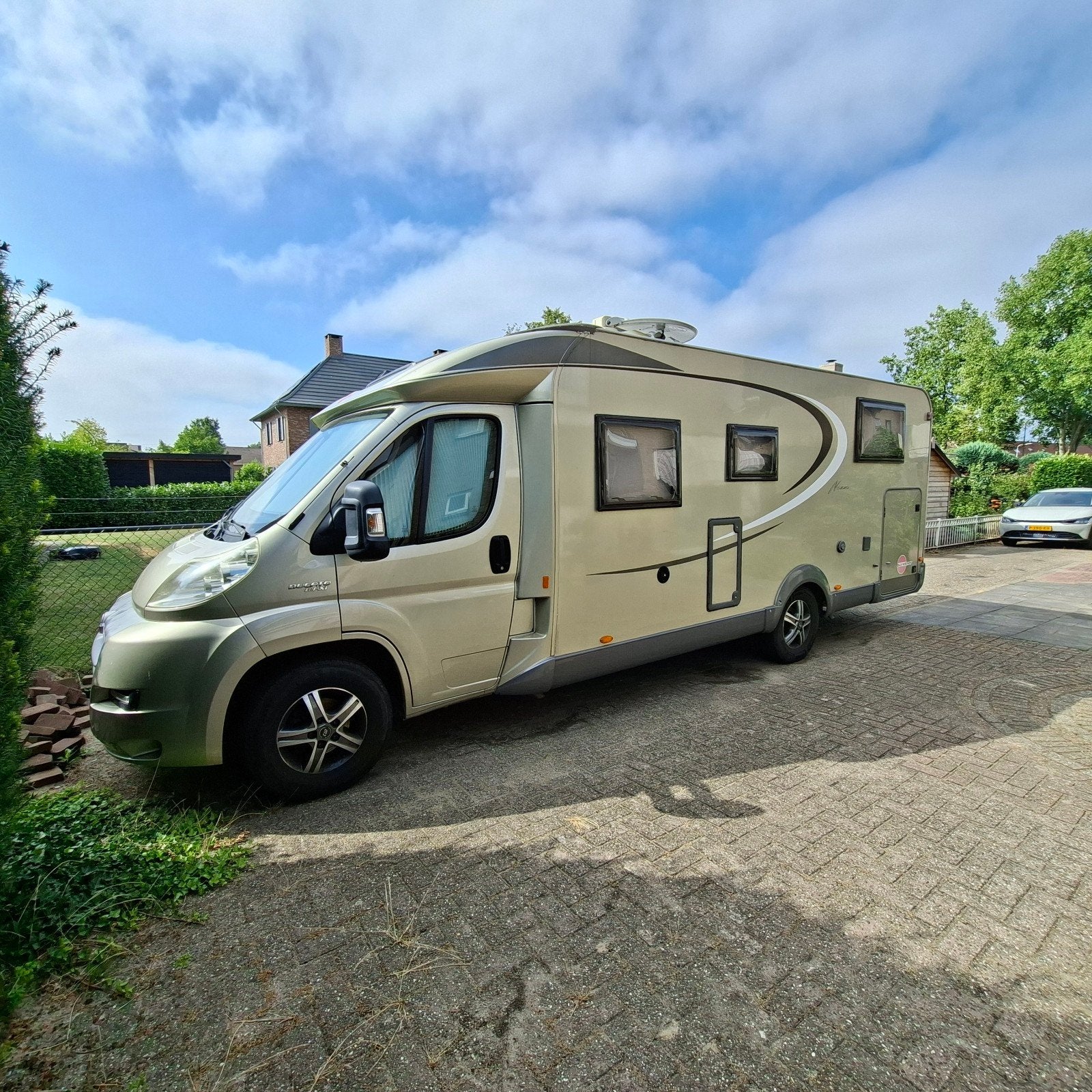 Burstner Nexxo 728 T - Champagne, Enkele Bedden, Grote Garag, Caravans en Kamperen, Campers, Particulier