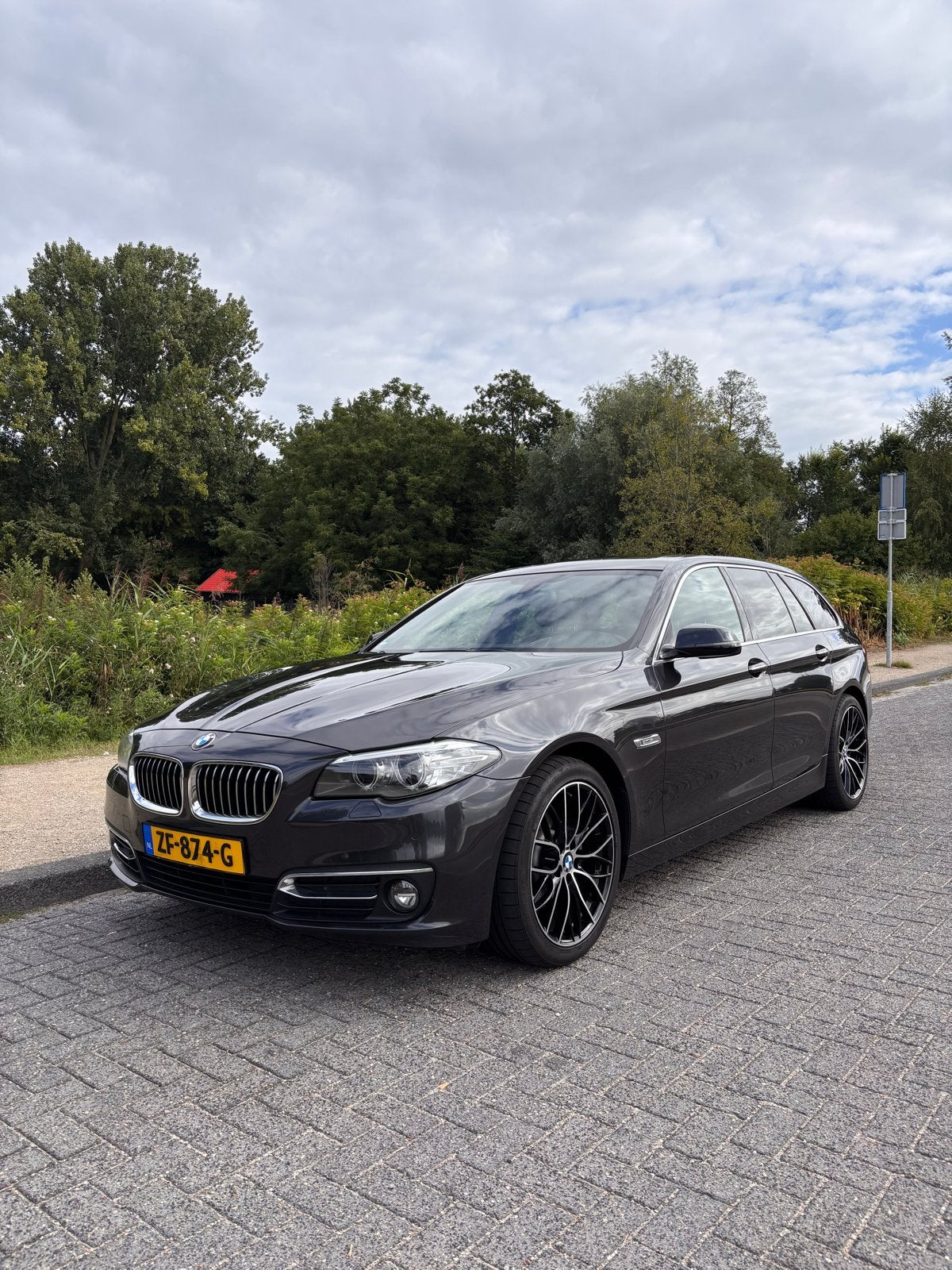 BMW 5-Serie 520I 135KW Touring Aut8 2015 Grijs, Auto's, BMW, 4 cilinders, 2000 kg, Stationwagon, Particulier