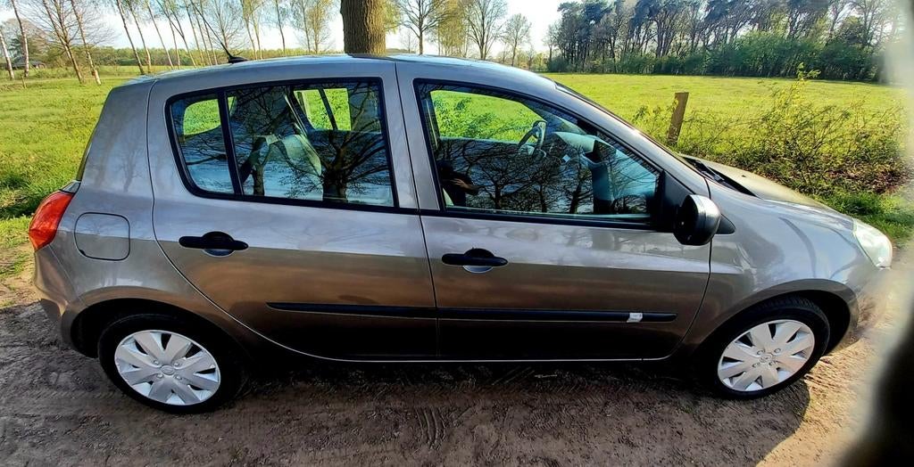 Renault Clio 1.2 16V 55KW 5-DRS E4 2010 Grijs, Voorwielaandrijving, Stof, Elektrische ramen, 4 cilinders
