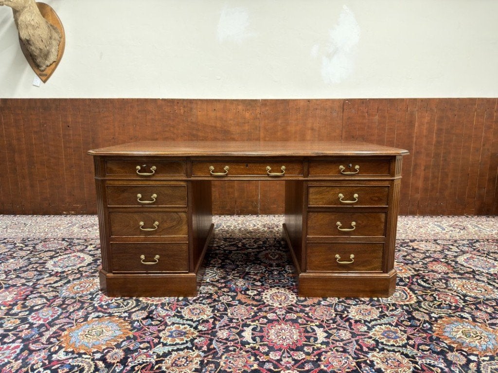 Foto 4 van Klassiek Engels Bureau met Bureaustoel