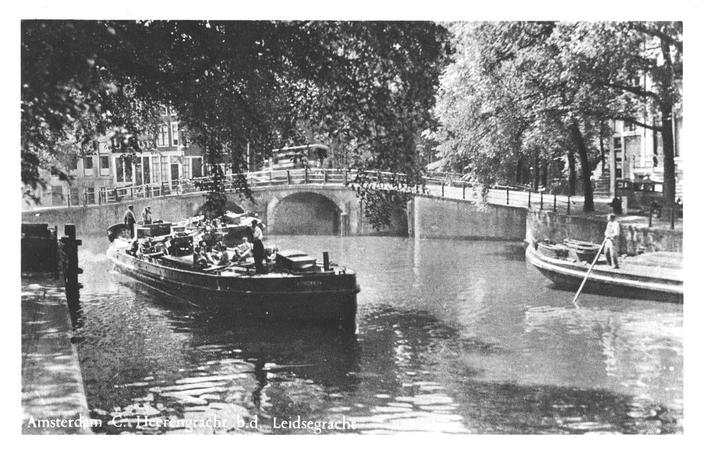 967348 Amsterdam Heerengracht b d Leidsegracht schip 1954