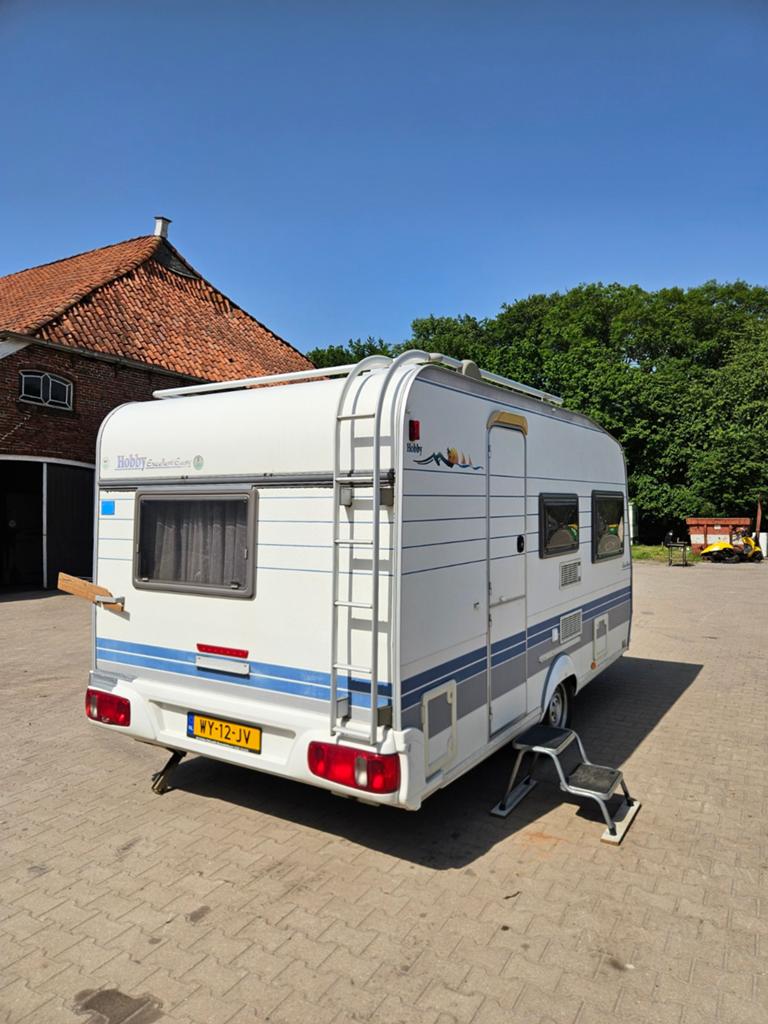 Te koop aangeboden caravan hobby exelent easy, Vast bed, Hobby, Koelkast, Treinzit