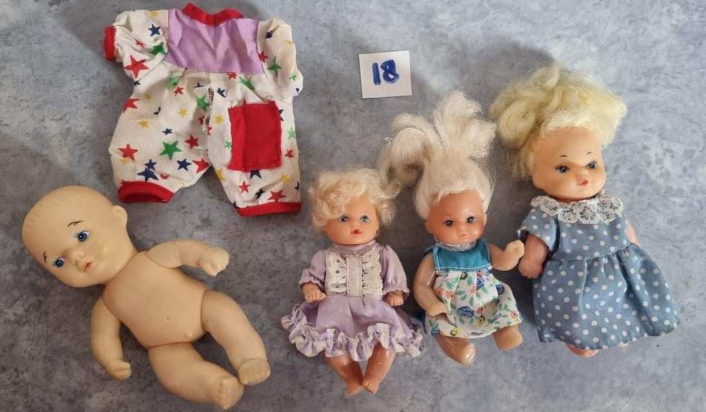Vier kleine popjes. Barbie babys kinderen merkloos, lief! Zi, Verzamelen, Poppenhuizen en Toebehoren, Gebruikt, Poppenhuis, Ophalen of Verzenden