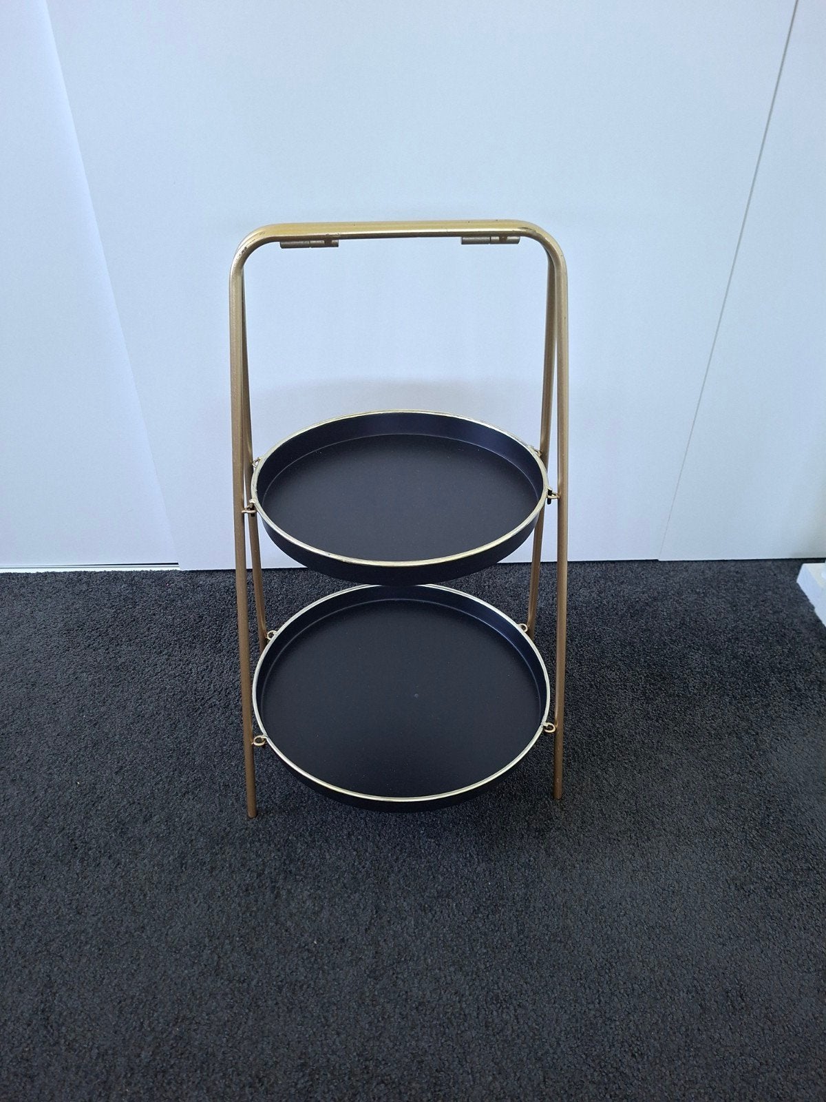 Gouden etagere met 2 zwarte dienbladen, Ophalen, Rond, Zo goed als nieuw, Dienblad